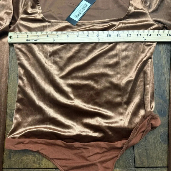 NWT Lulus square-neck satin bodysuit. Long sleeves, amber rust brown. Sz small. - Picture 8 of 9
